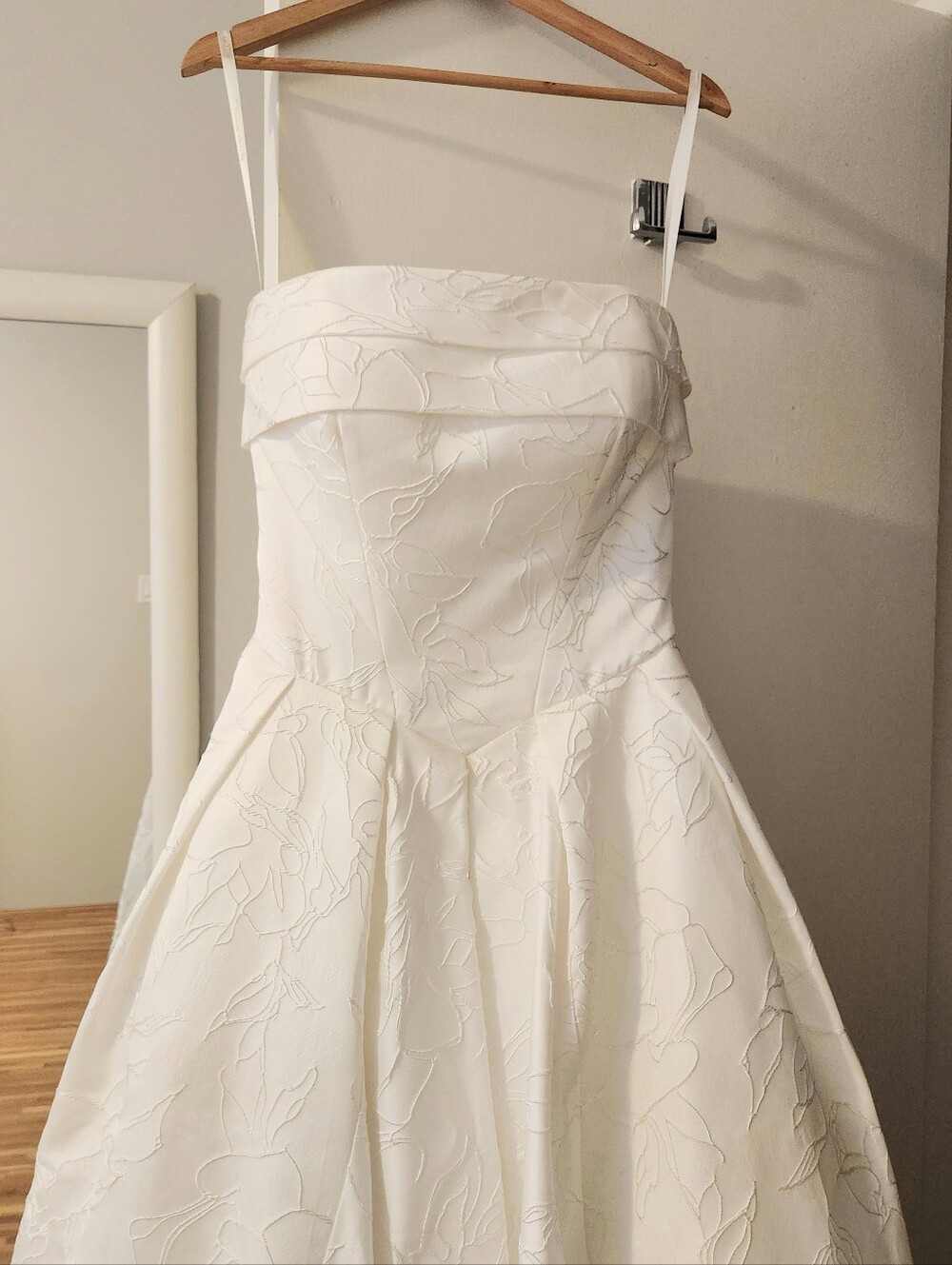 Allure Bridals Strapless Floral Jacquard Wedding Dress Size 6